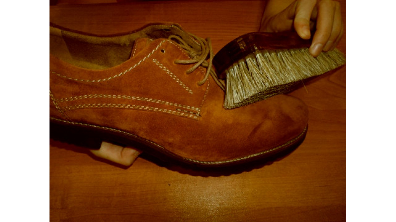 Как почистить от соли обувь из замши, нубука